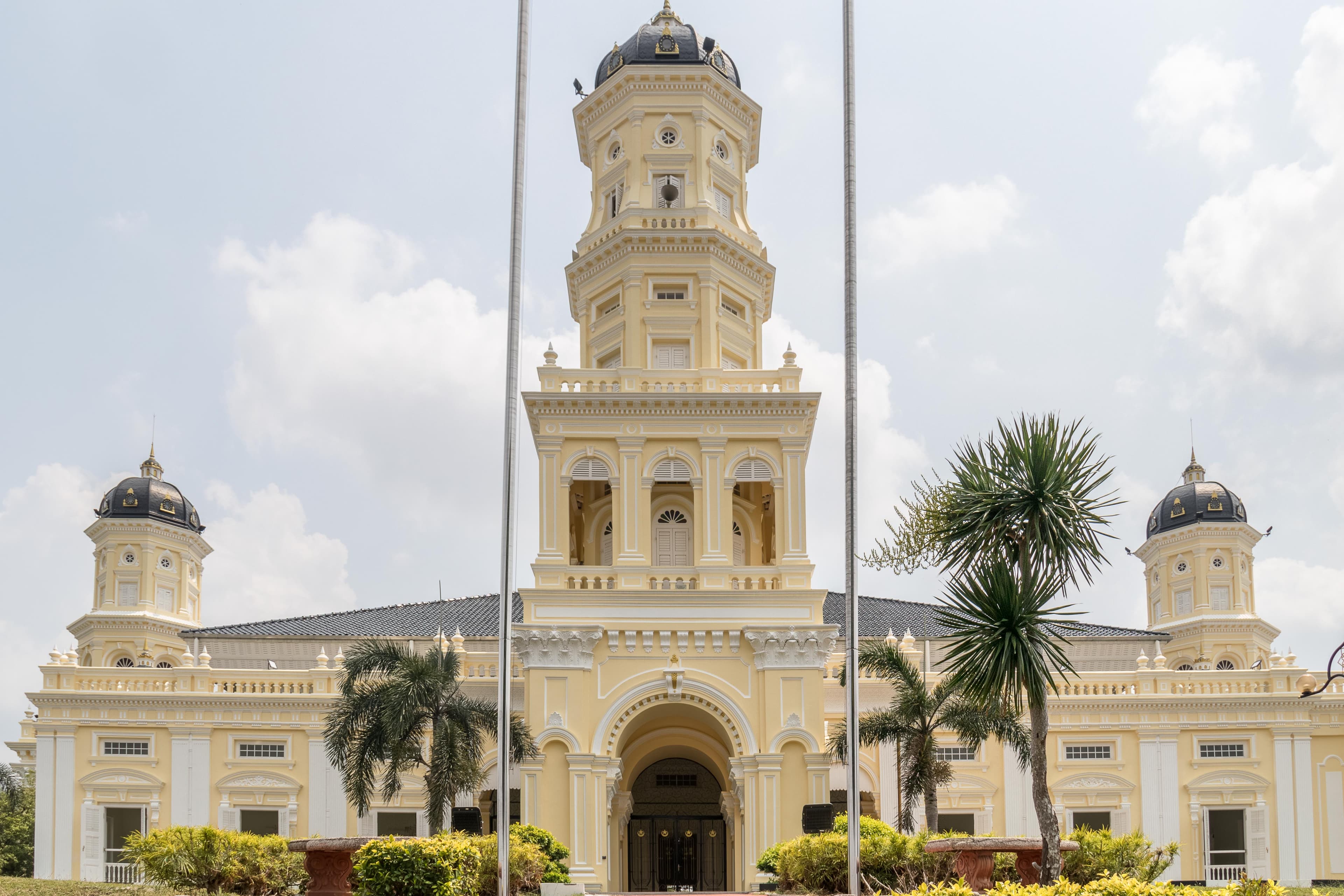 White and yellow front elevation and towers of Sultan Abu Bakar State Mosque, photographed by Graystravels in September 2019